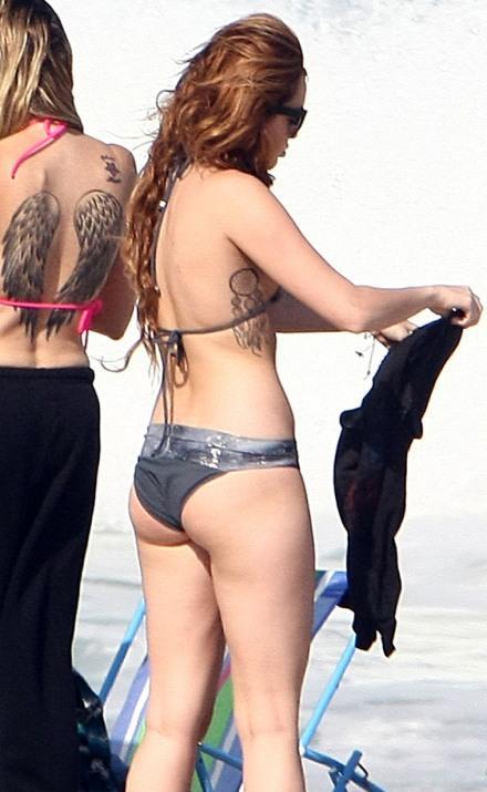 Miley cyrus bikini pool