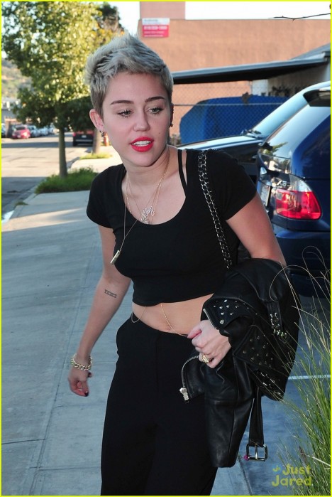 Miley Cyrus still wearing her Engagement Ring dispite Liam cheating rumors